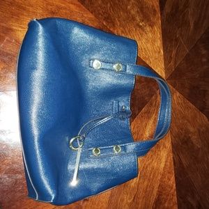 Handbag converts to shoulder bag